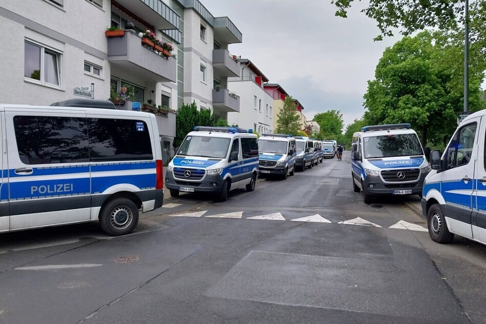 Messerattacke: Großeinsatz an Schule in Wachtberg: Fehlalarm nach Messerangriff in Flüchtlingsheim!