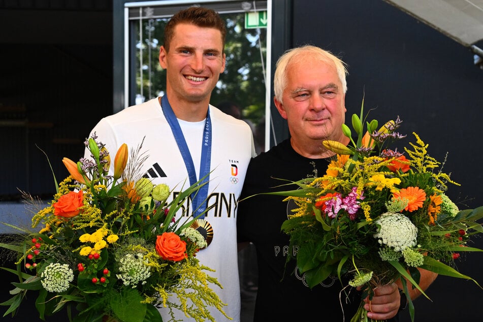 Der Vater des Erfolges - Jens Kühn (r.) - bekam vom Kanuclub auch Blümchen.