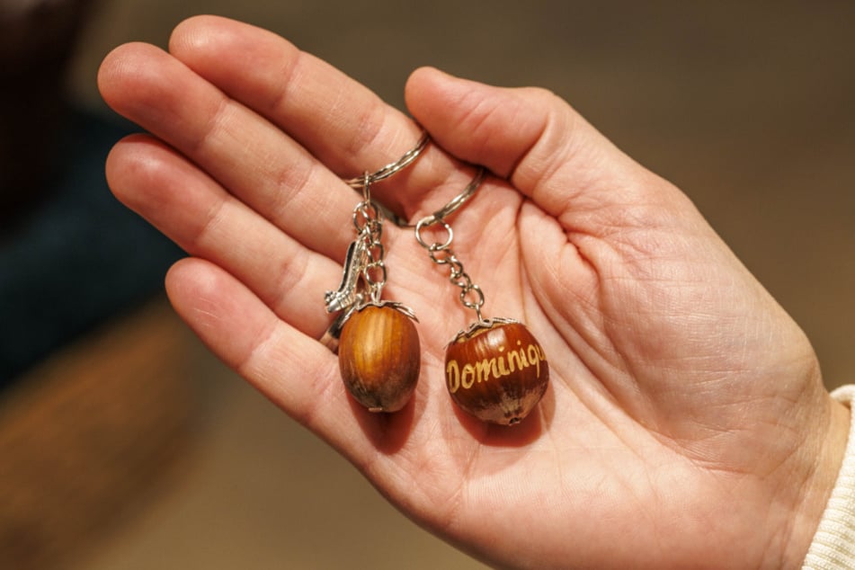 In die Haselnuss am Schlüsselanhänger können sich Besucher den Namen gravieren lassen.