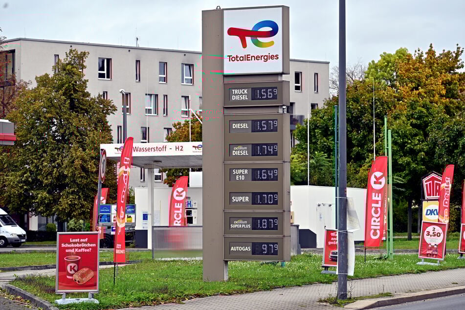 An der Total Energies-Tankstelle an der Wiener Straße in Dresden kostete der Liter Super am Freitagnachmittag 1,71 Euro - Diesel 1,58 Euro.