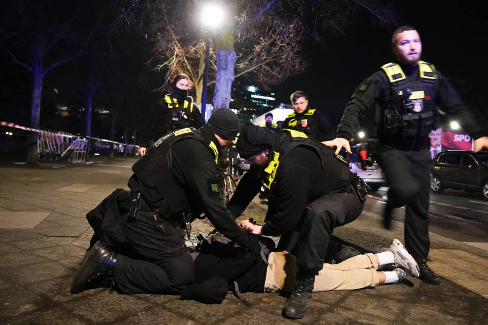 Der Täter hat sich nach dem Angriff den Polizeikräften am Mahnmal gestellt.