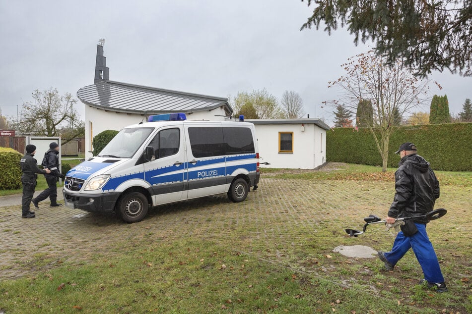 Polizeibeamte suchten bereits am Freitag die Umgebung in der Nähe eines Imbisses in Bad Kleinen ab.