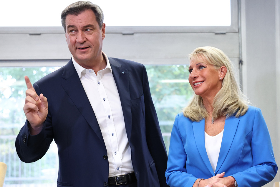 Markus Söder, CSU-Spitzenkandidat und Ministerpräsident von Bayern, gibt zusammen mit seiner Frau Karin in der Theodor-Billroth-Schule in Nürnberg seine Stimme ab.