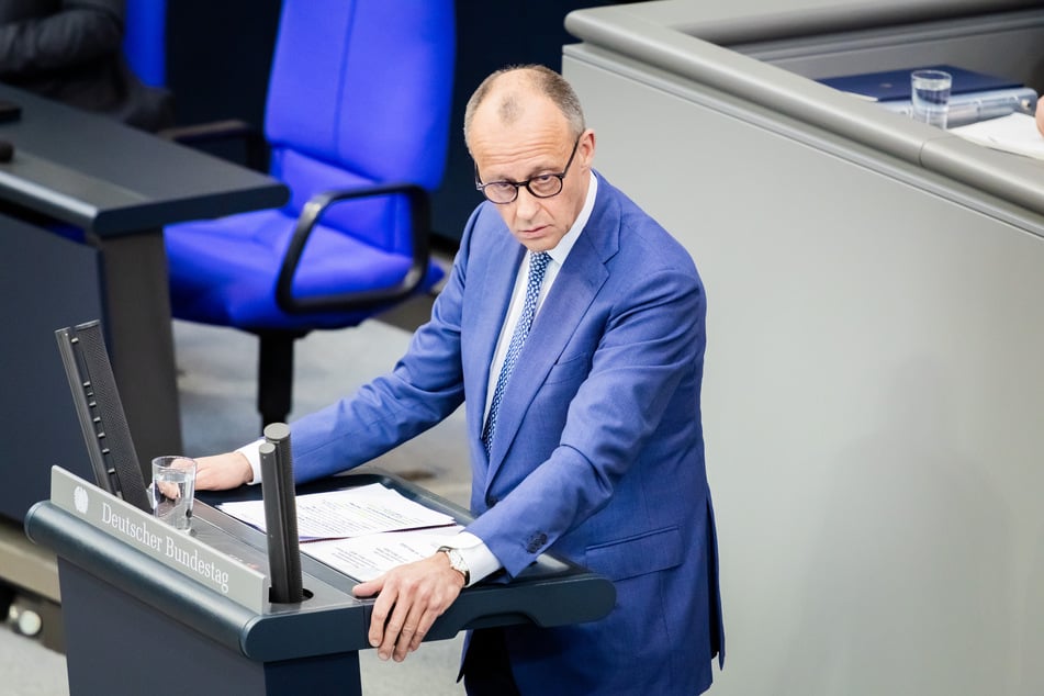 Die Ukraine braucht dringend Geld für ihre Verteidigung. Kurz vor dem EU-Gipfel erhöht Kanzler Friedrich Merz (CDU, 70) den Druck für ein milliardenschweres EU-Darlehen.