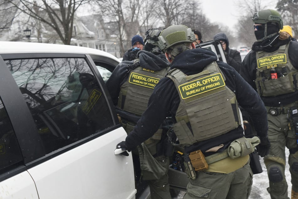 Erst nutzen Beamte Jungen (5) als "Köder", danach nehmen sie ihn und seinen Vater fest