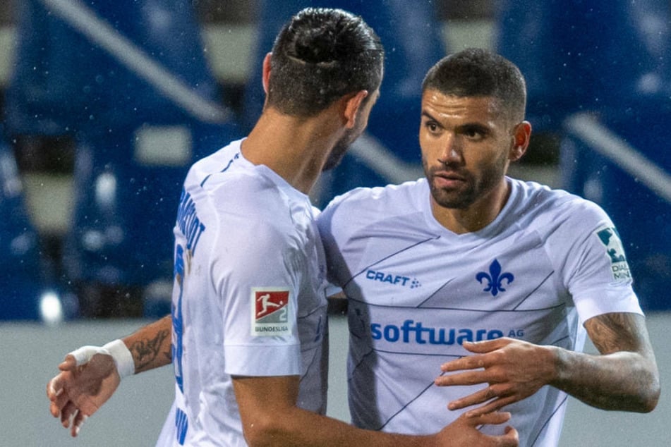 Serdar Dursun gratuliert Torschütze Victor Pálsson (r.) zu seinem Treffer zum 1:0.