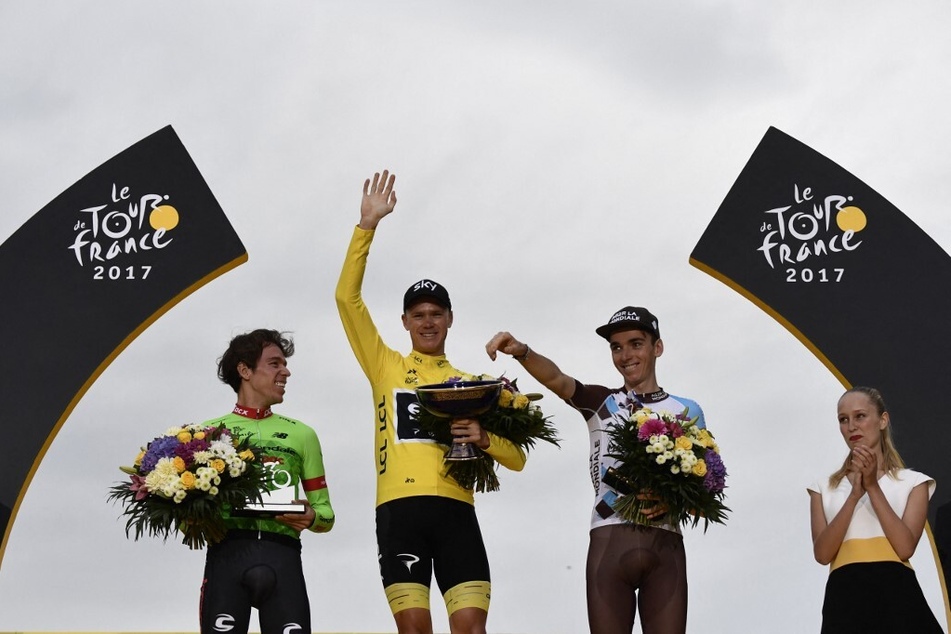 Rigoberto Uran (heute 37, l.) rollte bei der Tour de France 2017 an zweiter Stelle hinter Gesamtsieger Christopher Froome (heute 38, m.) ins Ziel.