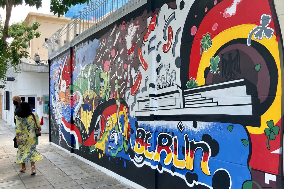 Deutsche Botschaft in Bangkok präsentiert sich plötzlich mit Mega-Graffiti