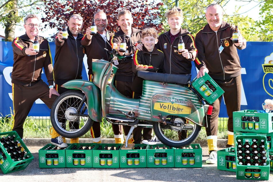 Die Schwalbe-Schrauber (v.l.): Frank Koehler-Klee (58), Thomas Brückner (57), Steffen Schöffler (57), Ralf Kloss (55), Edgar Kloss (13), Hardy Kloss (19) und Olav Breiter (53, v.l.).