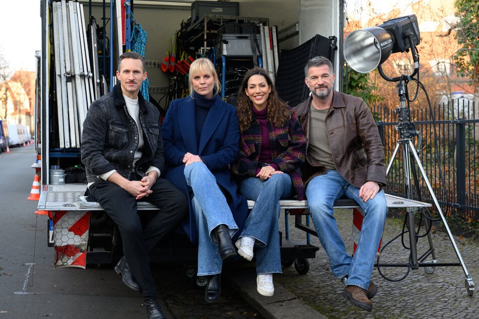 Das "SOKO Leipzig"-Team ist wieder zu viert: Simon Böer (51, r.) ist bald als Dirk Trebbe im ZDF-Krimi zu sehen.