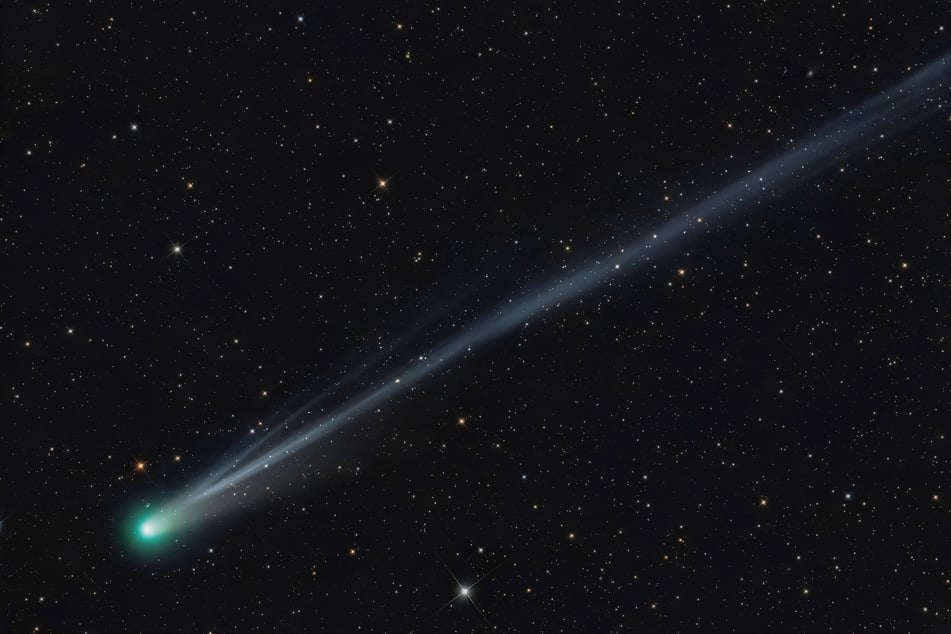 El cometa verde claro C/2025 A6 (Lemmon) el 4 de octubre de 2025 en el cielo sobre Cismont, Virginia (EE. UU.).