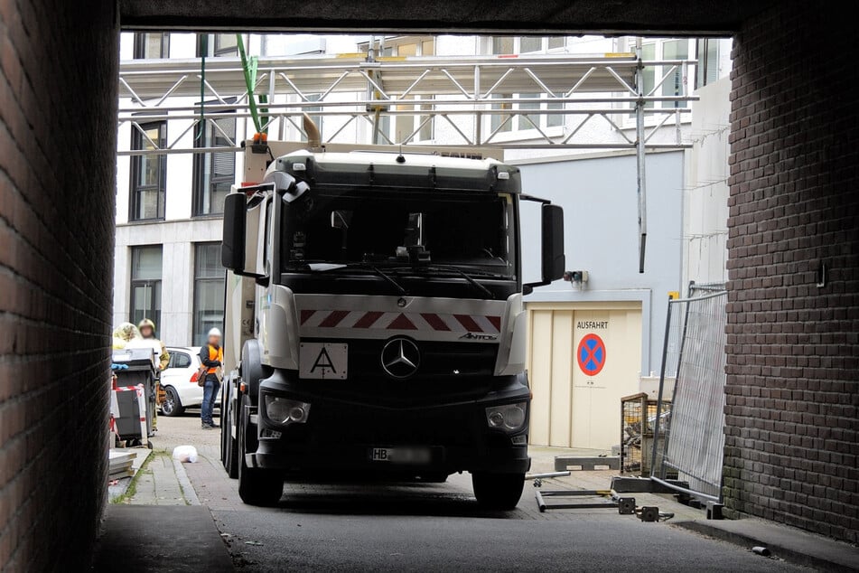 Der Müllwagen steht nach dem Unfall in einer Toreinfahrt. Zwei Männer kamen verletzt ins Krankenhaus.