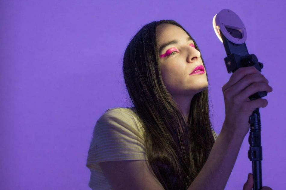 Marion Siéferts Monolog-Inszenierung "_jeanne_dark_" mit Helena de Laurens funktioniert sowohl auf der Theaterbühne als auch direkt im Instagram-Kanal.