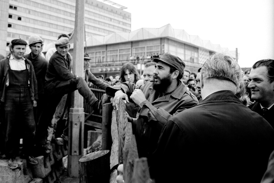 Fidel Castro 1972 - er kehrte nicht nur im Hotel Newa ein. Der kubanische Regierungs-Chef schüttelte auch Bauarbeitern auf der Prager Straße die Hände.