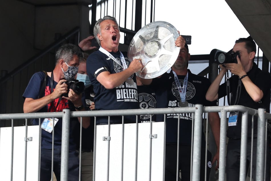 Bielefeld: Fußball: 2. Bundesliga, Arminia Bielefeld - 1. FC Heidenheim, 34. Spieltag in der Schüco Arena. Bielefelds Trainer Uwe Neuhaus jubelt mit der Meisterschale vom Stadion aus den Fans zu.