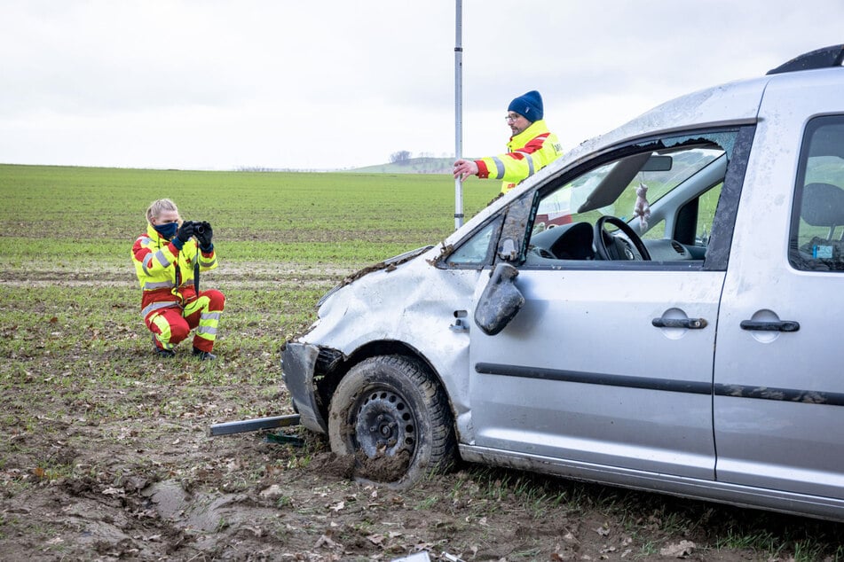 Der VW Caddy kam auf einem Feld zum Stehen.