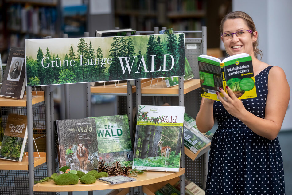 Mitarbeiterin Patricia Horn (34) am Sonderstand zum Thema Wald.
