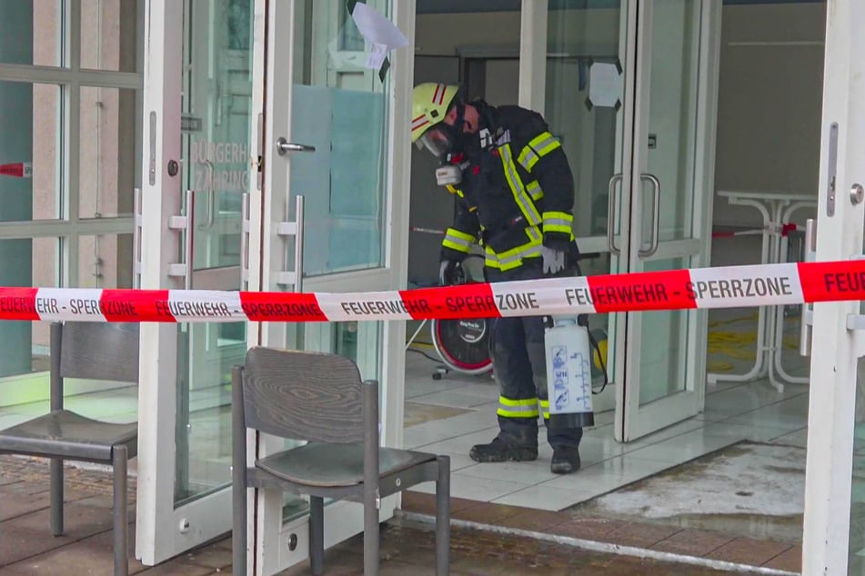 Die Feuerwehr säuberte das Bürgerhaus nach dem mutmaßlichen Buttersäure-Anschlag.