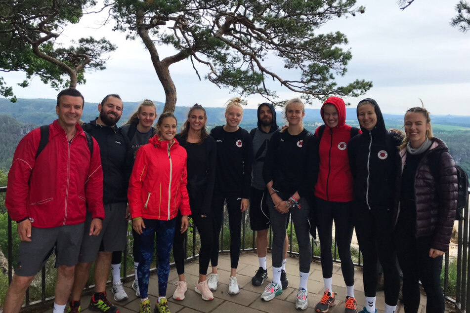Die DSC-Girls mit ihrem Trainerteam an der Basteiaussicht.
