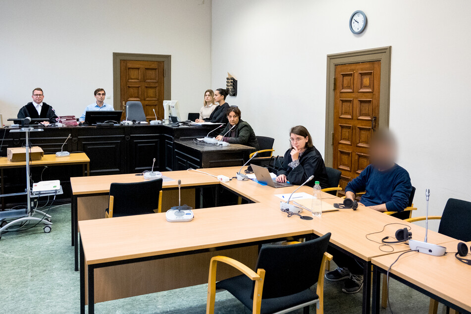 Der Angeklagte (35, r.) am Mittwoch im Sitzungssaal des Hamburger Landgerichts neben seiner Rechtsanwältin Anna Carlotta Bloch.