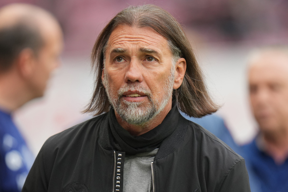 Mit kritischer Miene betrachtet der Mainz-05-Sportdirektor Martin Schmidt (56) die Sieglos-Serie des Teams und kündigt eine Knallhart-Analyse an.