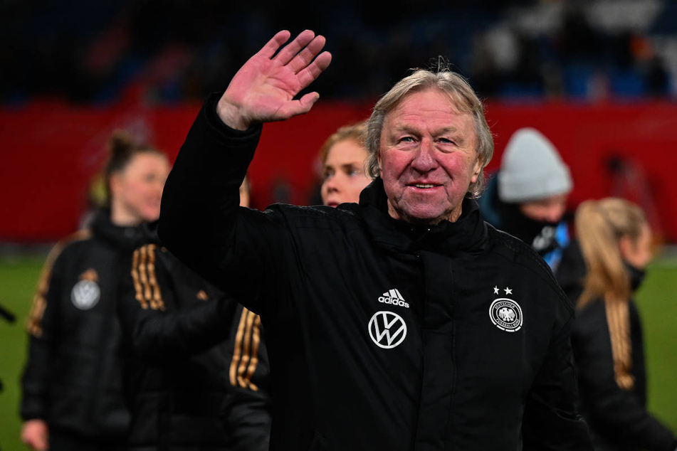 Spätestens im kommenden Sommer wird Horst Hrubesch (72) als Interimsbundestrainer der Frauen beim DFB aufhören.