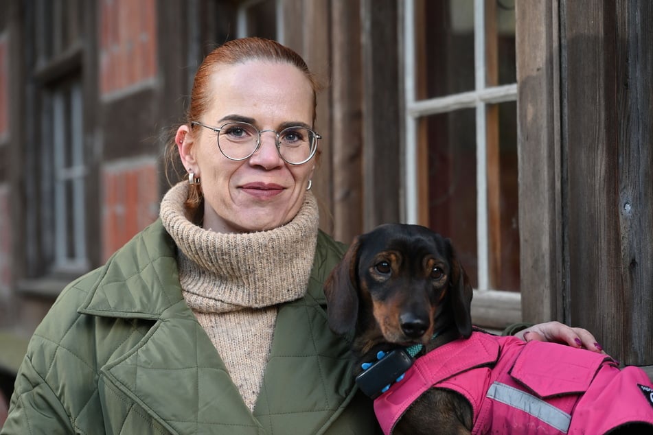 Norma Grube (42, FDP) mit ihrem Dackel Anton.