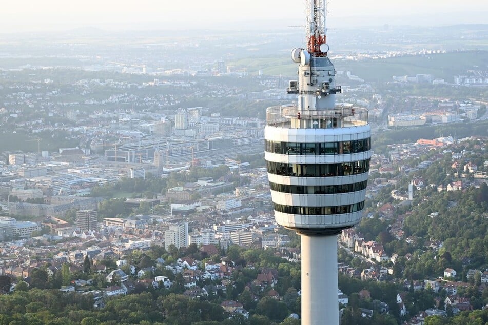 Der Fernsehturm hoch über dem Stadtkessel wurde am 5. Februar 1956 eingeweiht.