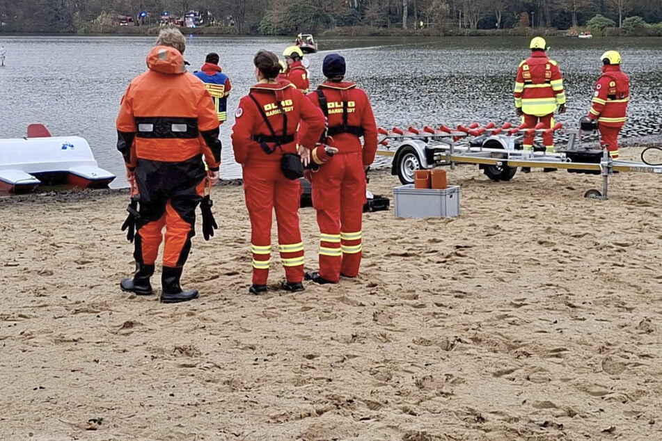 Herrenloses Tretboot und gefundene Kleidungsstücke lösen Großeinsatz aus