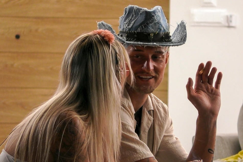 Laurenz (24) hat plötzlich ein Auge auf Denise (25) geworfen.