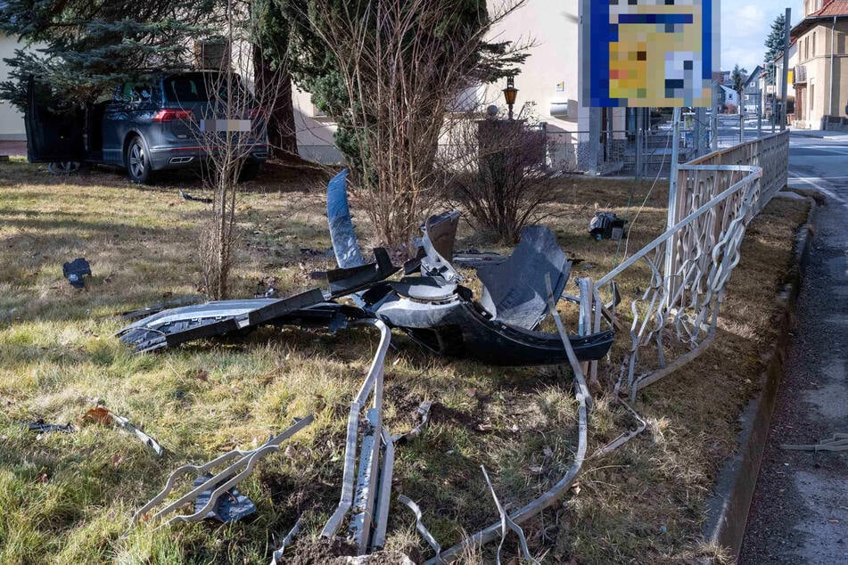 Der Zaun eines Grundstücks überstand den Aufprall nicht, der Kompakt-SUV blieb erst in einem Vorgarten stehen.