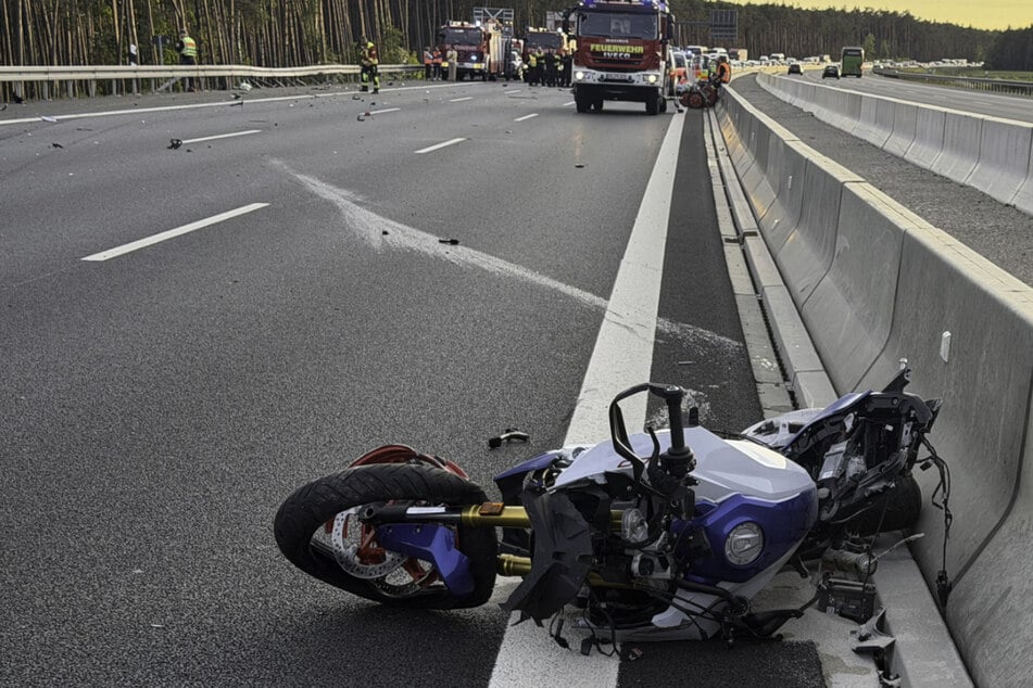 Unfall A6: SUV-Fahrer kracht bei Spurwechsel in Motorrad: Biker stirbt bei Unfall auf Autobahn