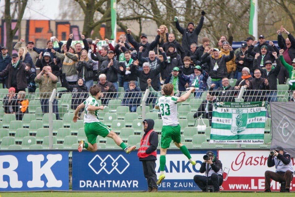 Völlige Ekstase nach dem Sieg über Lok Leipzig bei den Chemikern.