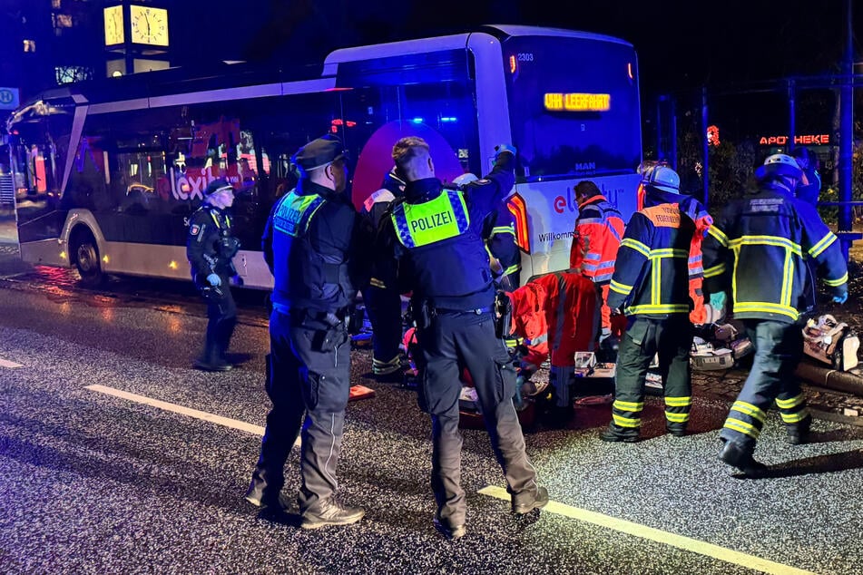 In Hamburg wurde eine Frau am heutigen Samstag von einem Bus überrollt und tödlich verletzt.