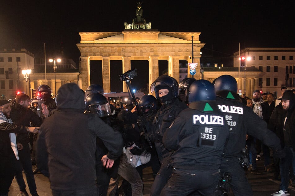 Palästinenser sowie deren Unterstützer streiten sich mit der Polizei vor dem Brandenburger Tor.