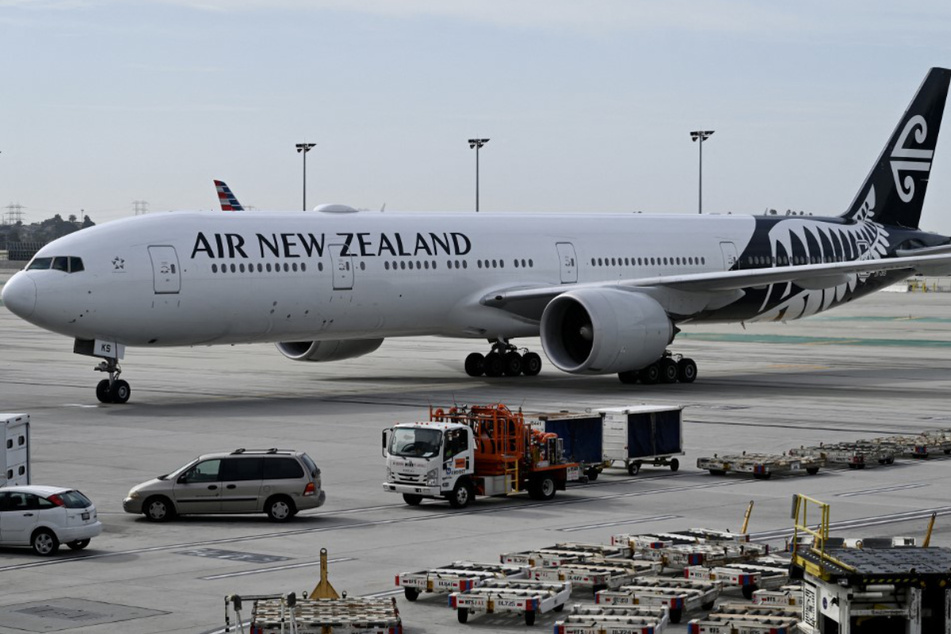 Ein Flugzeug der Fluggesellschaft Air New Zealand auf dem Los Angeles International Airport.