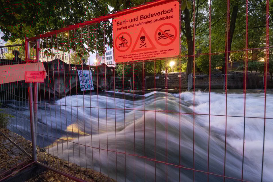 Seit dem tödlichen Unfall ist die Eisbachwelle im Englischen garten gesperrt.