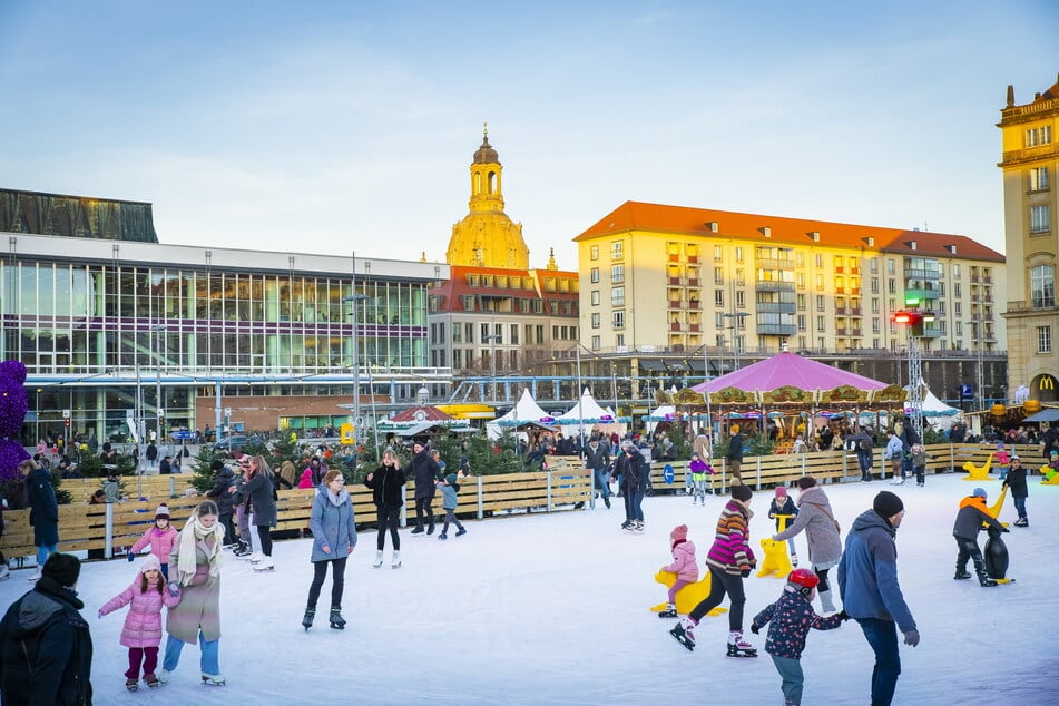 Der Dresdner Altmarkt verwandelt sich zum 2. Dresdner Winterfest wieder in eine riesige Eislaufbahn mit tollem Programm und Attraktionen.