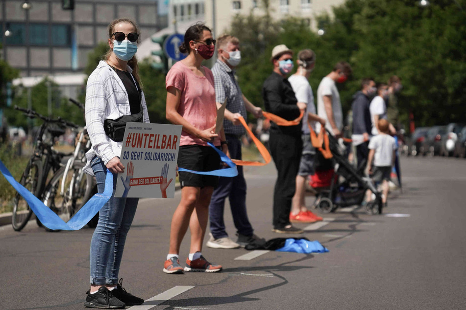Tausende spannten ein "Band der Solidarität".
