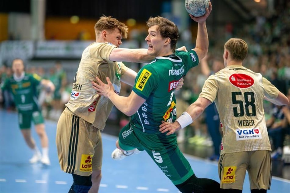 Leipzigs Blær Hinriksson (M.) kam am Ende der Begegnung auf fünf Treffer.