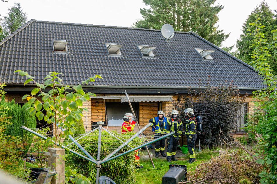 Das Mehrfamilienhaus soll nach Angaben der Feuerwehr in sechs Mietzimmer aufgeteilt sein. Eines davon brannte am Samstag komplett aus.
