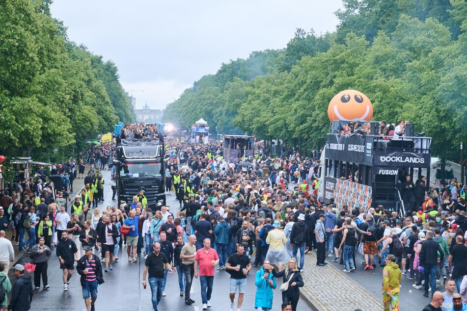 Tausende Menschen tanzten trotz Regen zur Musik der Techno-Parade "Rave The Planet".