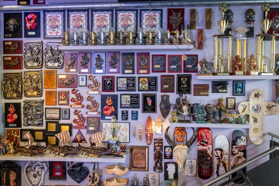 Pokale und Preise füllen im Zwickauer Tattoo-Studio eine ganze Wand.