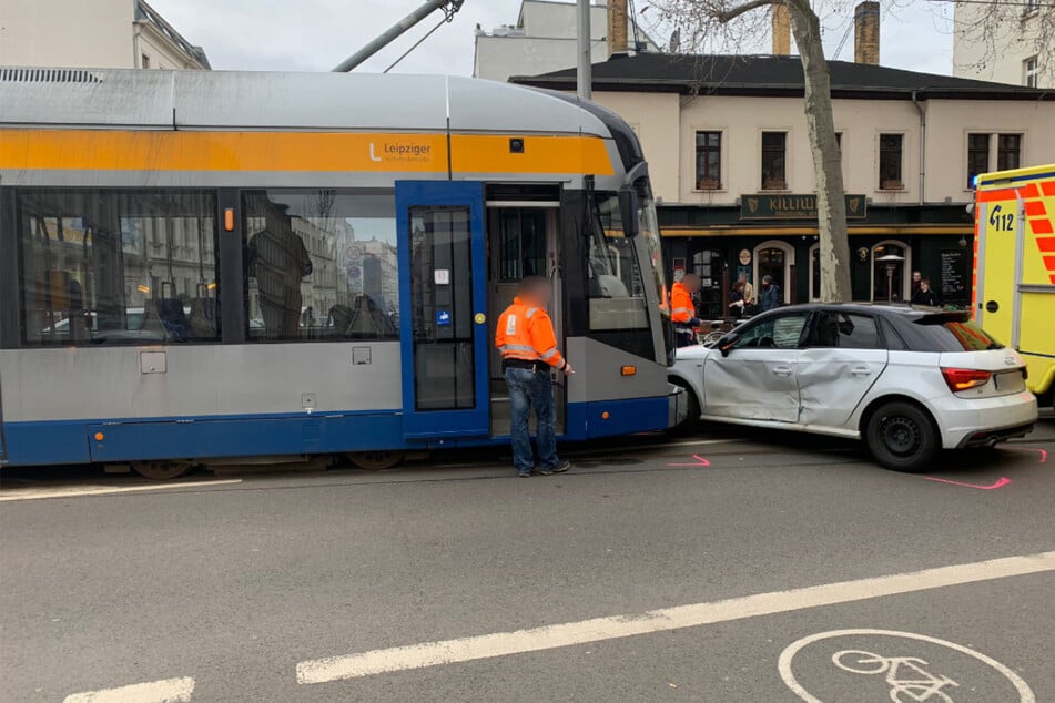 Straßenbahn erfasst Audi auf der Karli: Fahrgast in Tram schwer verletzt
