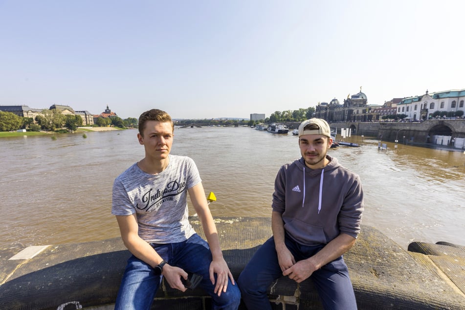 Henry (23, l.) und Florian (22) kamen wegen des Hochwassers auf die Augustusbrücke.