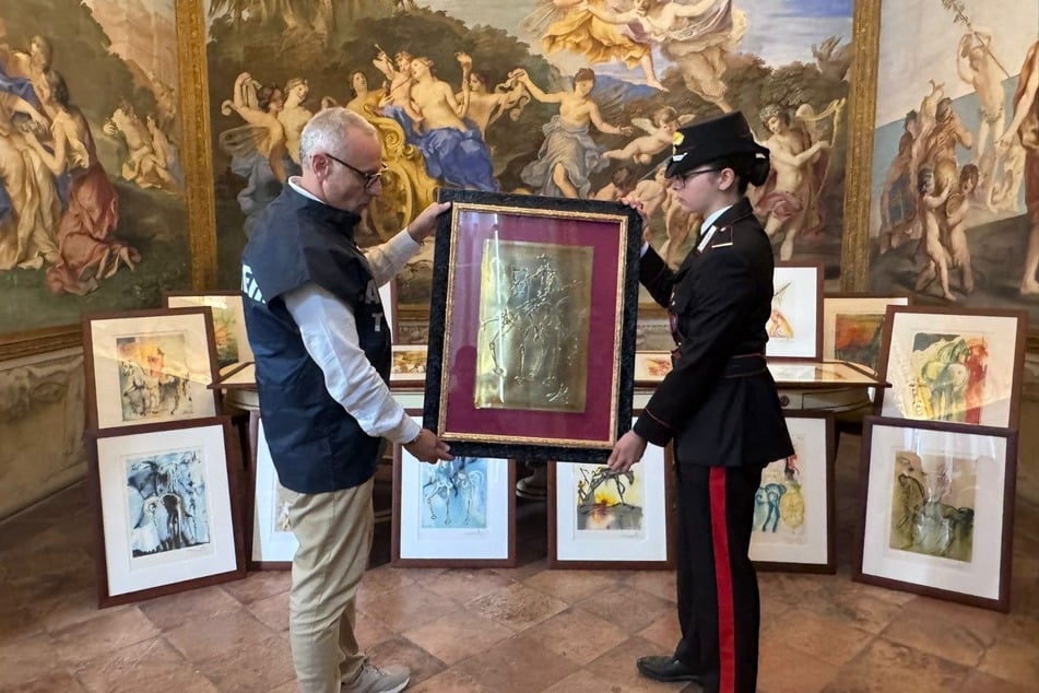 Die italienischen Behörden stellten mehree gefälschte DalÍ Kunstwerke in einer surrealistischen Ausstellung sicher.
