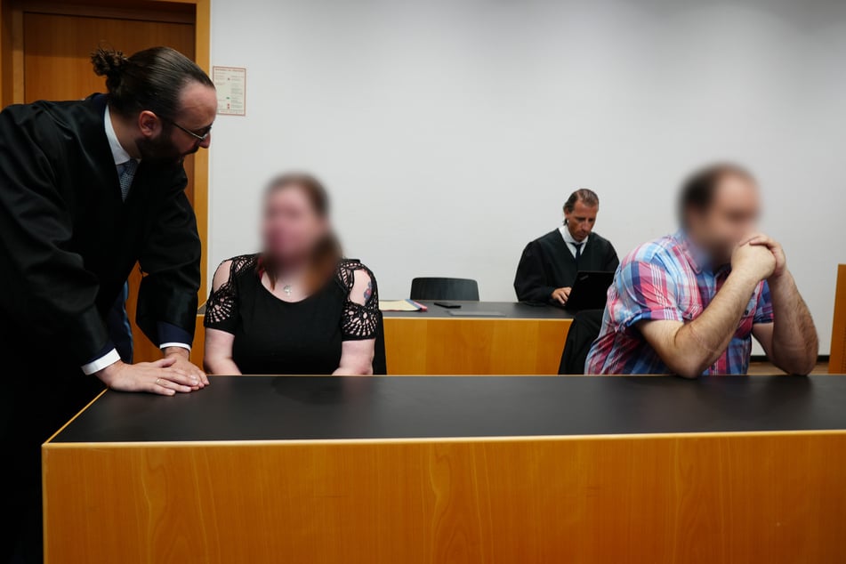 Eine 35 Jahre alte Frau (2.v.l) und ihr 33 Jahre alter Mann (r.) sitzen auf der Anklagebank des Amtsgerichts Augsburg. Sie sollen ihren fünfjährigen Sohn misshandelt haben.