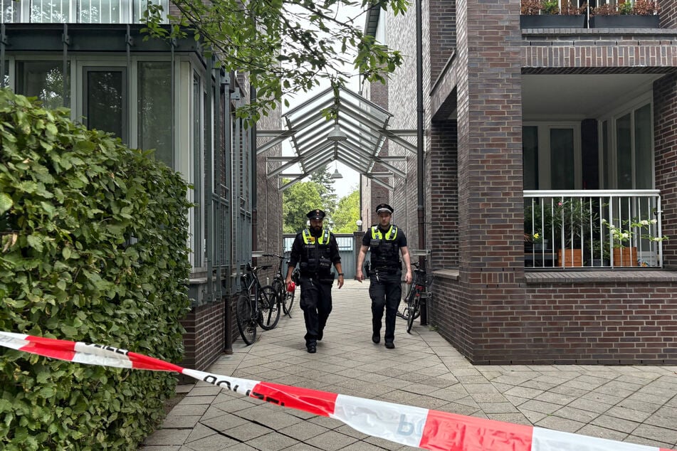 In Hamburg am Winterhuder Kai wurde ein lebloser Mann in einer Wohnung entdeckt.