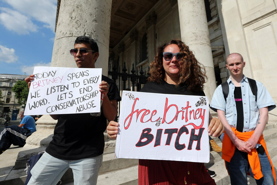 Fans of the #FreeBritney movement showed support for the singer during her conservatorship hearing.