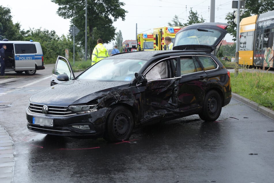 Die Bahn knallte dem Passat in die Fahrerseite.